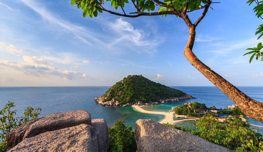 Foto panoramica con una piccola isola collinare collegata da una sottile linea di sabbia all'isola in primo piano