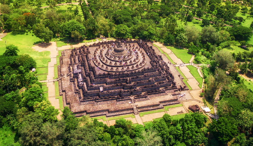 Vista area di Borobudur con in primo piano la struttura piramidale di color marrone-rossastro